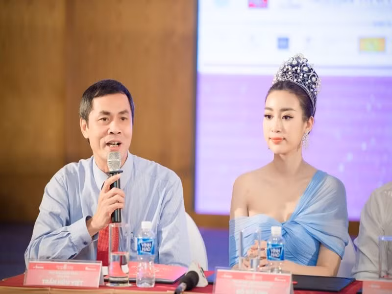 Nhà thơ - nhà báo Hữu Việt là người có kinh nghiệm nhiều năm tham gia ban thư ký và ban giám khảo cuộc thi Hoa hậu Việt Nam.