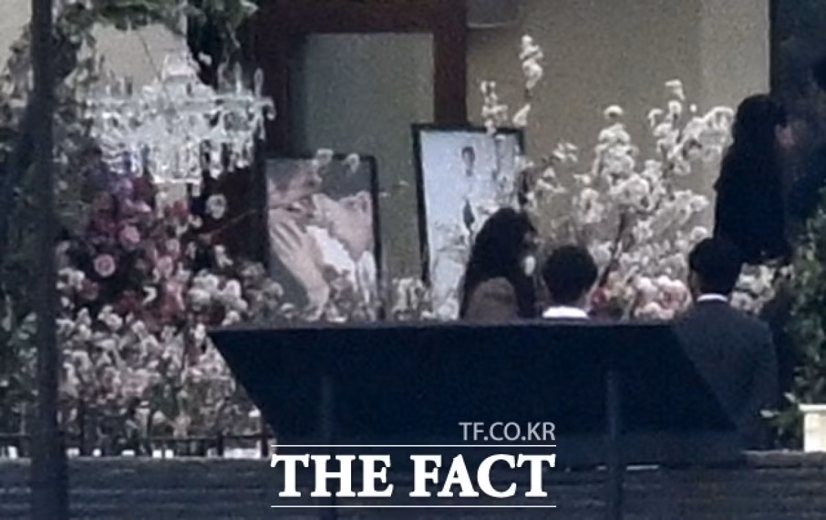 Loạt ảnh cưới của Son Ye Jin và Hyun Bin được trưng bày nơi tổ chức hôn lễ. Ảnh: The Fact