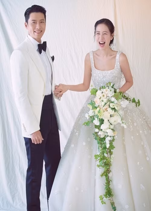 Công ty quản lý của Hyun Bin, Son Ye Jin công bố hai bức ảnh cưới của cô dâu chú rể. Son Ye Jin diện mẫu váy cổ vuông thuộc bộ sưu tập Bridal Summer - Spring 2022 của thương hiệu cao cấp Elie Saab, có giá hơn 524 triệu đồng. Ảnh: Zing