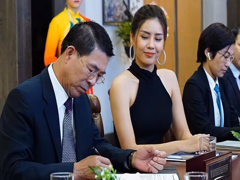 Chia sẻ với Dân Trí, Nguyễn Thị Loan cho biết, cô kiên quyết từ chối không đóng cảnh đụng chạm cơ thể. "Vào vai một giám đốc truyền thông gợi cảm, hay xu nịnh ông chủ để đạt mục đích riêng nên đạo diễn có đề nghị tôi thể hiện một vài động tác "thả thính". Tuy nhiên tôi một mực từ chối vì thấy không cần thiết. Vì sự cương quyết này mà tôi và đạo diễn giận hờn ít lâu, nhưng sau đó hai anh em lại vui vẻ làm việc sau khi hiểu được nhau”, Nguyễn Thị Loan chia sẻ. Ảnh: Dân Trí