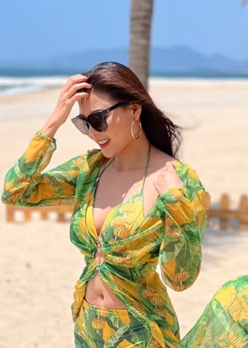 Gái một con Thúy Diễm khoe dáng gợi cảm hút mắt trên bãi biển Gai mot con Thuy Diem khoe dang goi cam hut mat tren bai bien