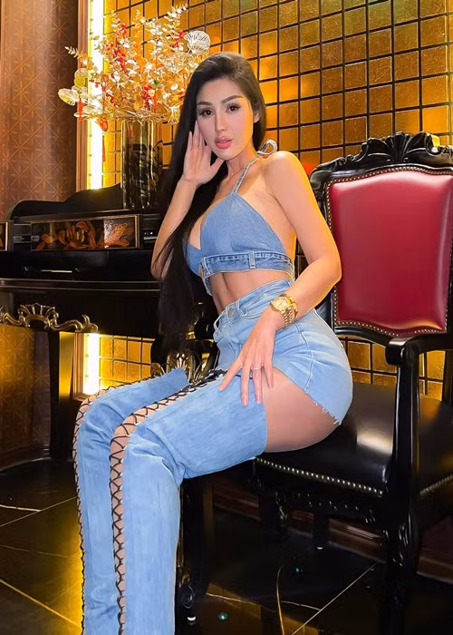 Sở hữu thân hình nóng bỏng, Maria Đinh Phương Ánh từng được mệnh danh là "cô Kim siêu vòng 3 của Việt Nam".