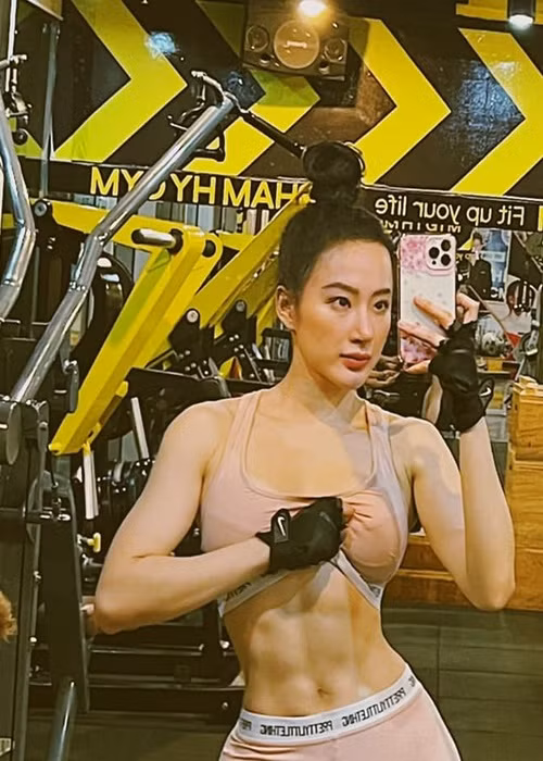Angela Phuong Trinh khien fan 
