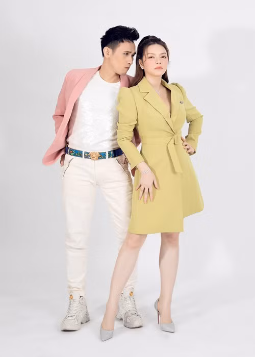 “Bà thường xuyên nhìn tôi rồi bảo nằm mơ thấy cảnh con gái đám cưới. Mấy hôm lại bảo ông bà, tổ tiên vui khi tôi lên xe hoa, tổ chức hoành tráng trong căn biệt thự của mình”, cô kể.