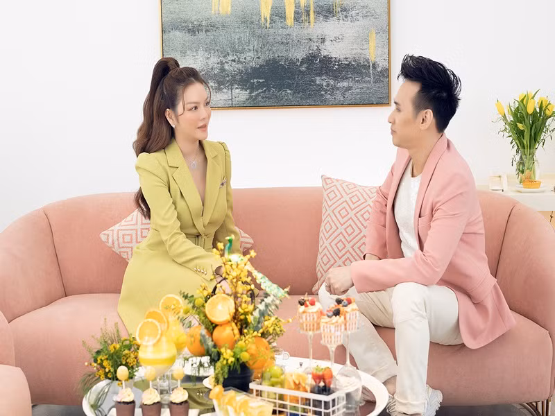 Nguyên Vũ dí dỏm đáp lại: “Khi nào Lý Nhã Kỳ lấy chồng thì tôi lấy vợ. Chúng ta sẽ tổ chức đám cưới cùng nhau”.