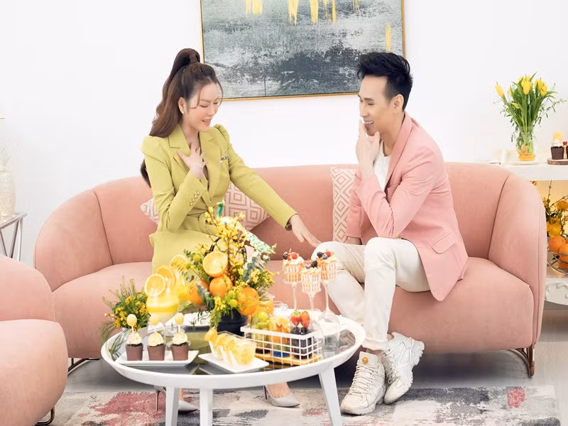 Nguyên Vũ kể: “Đến bây giờ, khán giả vẫn thích bài hát Phố kỷ niệm mà Lý Nhã Kỳ đóng MV cùng tôi. Thời đó, tôi có lỗi với Lý Nhã Kỳ rất nhiều. Đó là Kỳ diễn xong không hề đề cập đến cát sê, chỉ nói rằng nếu rảnh anh Vũ hãy đi ăn với Kỳ một lần thôi. Dù không nhận cát sê nhưng Kỳ diễn rất nhiệt tình, cô ấy tự đóng cảnh té giữa đường”.