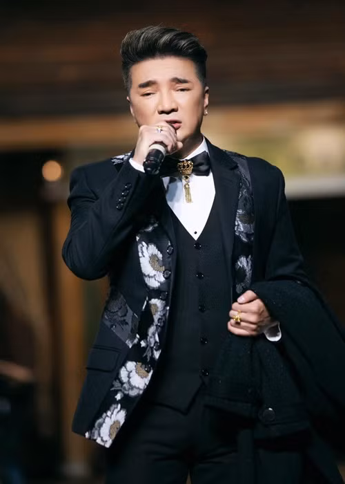 Giống Hoài Linh, Đàm Vĩnh Hưng cũng bị bà Hằng livestream tố liên quan đến vấn đề từ thiện. Về phần mình, Đàm Vĩnh Hưng cho biết, bà Hằng vu khống anh ăn chặn tiền từ thiện, bỏ túi hơn một nửa số tiền 96,8 tỷ, câu kết mua giải trong The Voice. Vì các phát ngôn thiếu căn cứ này, Mr Đàm bị suy sụp tinh thần, công việc bị ảnh hưởng nghiêm trọng. Ảnh: FBNV