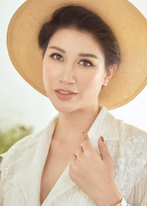 Bà Phương Hằng còn tố Trang Trần "ép cung" Hồ Văn Cường khi cựu người mẫu tìm đến nhà hỏi rõ có phải Hồ Văn Cường nhờ bà Phương Hằng đòi tiền cát-sê do quản lý của ca sĩ Phi Nhung giữ hay không. Nữ đại gia tuyên bố sẽ khởi kiện Trang Trần. Về phần mình, Trang Trần livestream đáp trả rằng bị bà Hằng vu khống. Ảnh: FBNV