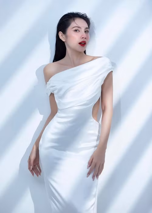 Bà Hằng còn soi hoạt động từ thiện miền Trung năm 2020 của Thủy Tiên. Phía Thủy Tiên đã ra tận ngân hàng để sao kê. Ngoài ra, vào tháng 9/2021, Thủy Tiên nộp đơn tố cáo bà Phương Hằng về hành vi vu khống, bịa đặt, đưa thông tin không chính xác, xúc phạm danh dự, nhân phẩm, uy tín của ca sĩ này và gia đình. Ảnh: FBNV