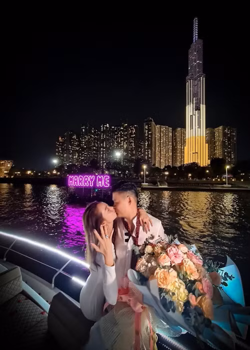 Tháng 6 là tháng sinh nhật của nữ ca sĩ cũng là dịp kỷ niệm cả hai hẹn hò được 6 năm 6 tháng. Ảnh: FBNV