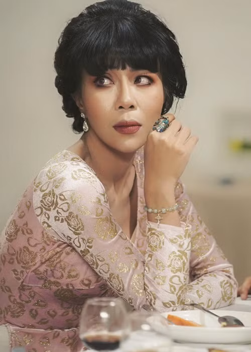 Cũng theo Trác Thúy Miêu, đàn ông thương vợ thường khen vợ đẹp nhưng thực tế “rồi ra đường, dẫu anh có tài ba giỏi giang cỡ nào, có tiêu diệt được hormone đàn ông trong chính cơ thể mình được đâu? Thế là lại vô tình nhìn một cô gái đẹp”. Nữ MC còn bày tỏ quan điểm, can thiệp thẩm mỹ không chỉ để tự tin mà quan trọng nhất là phải khiến vị khán giả VIP, tức chồng mình hài lòng. Chia sẻ của Trác Thúy Miêu gây tranh cãi. Nhiều người cho rằng cô hạ thấp giá trị người phụ nữ. Ảnh: Người đưa tin