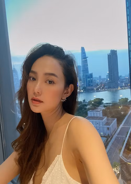 Minh Hằng thường chọn các mẫu áo hai dây hoặc áo cổ chữ U ở đời thường.