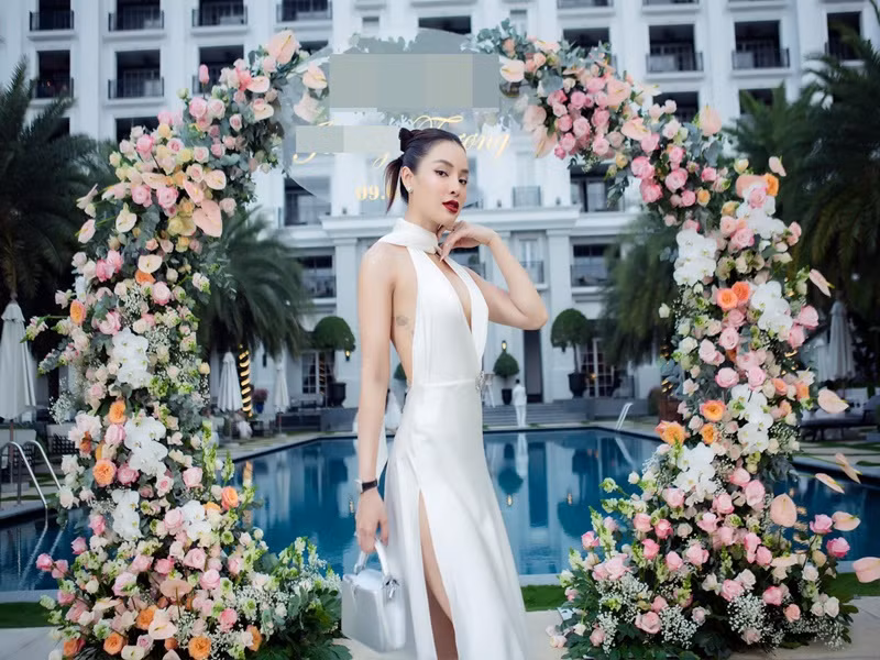 Bà xã của Lý Bình chuộng mặc trang phục cắt xẻ.