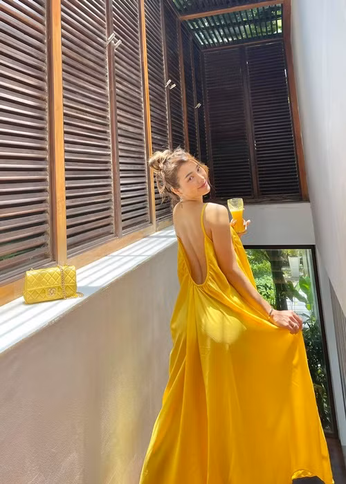 Phương Trinh có eo thon, ngực đầy đặn, vòng 3 cong vút, tấm lưng ong quyến rũ.