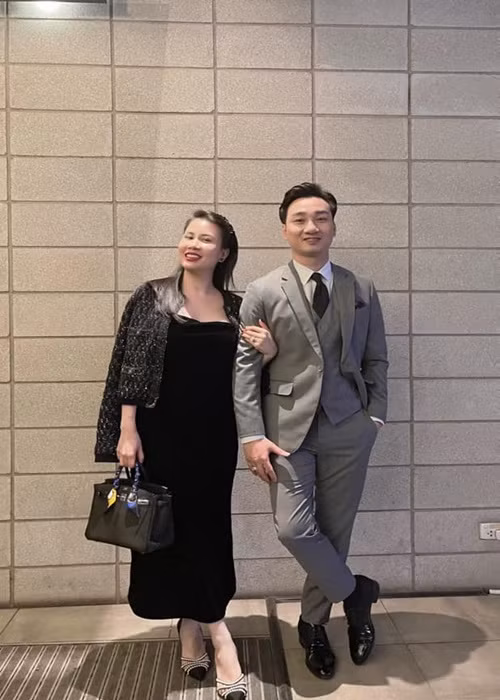 Thành Trung còn nhắn nhủ vợ kỷ niệm 5 năm ngày cưới: "Đến hết cuộc đời này và kiếp sống này thì em vẫn luôn phải ở bên chăm sóc, yêu thương ba con anh và hương khói cho tổ tiên dòng họ Võ, em có biết không còn anh sẽ phấn đấu hơn nữa để tất cả những gì anh có sẽ là của mẹ con em, em yên tâm nhé. Anh yêu em và các con mãi mãi".