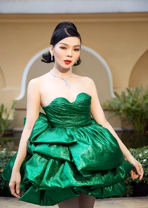 Lệ Quyên gửi lời cảm ơn đến bà Dung đã cho cô thử sức vai trò mới.
