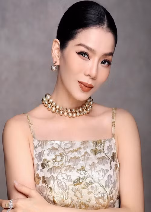 Lệ Quyên còn nổi tiếng với gu thời trang đẳng cấp.