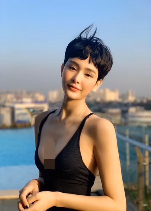 Vòng một của Hiền Hồ hút mắt người đối diện khi nữ ca sĩ mặc áo tắm một mảnh. Ảnh: Người lao động