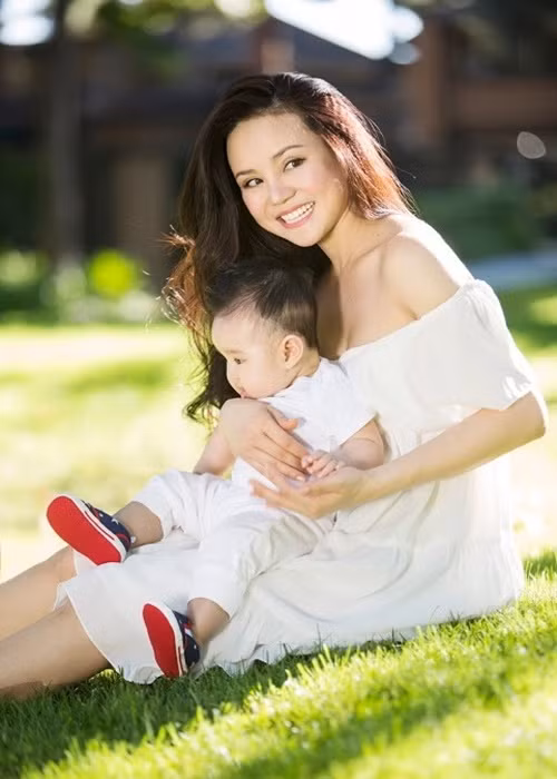 Tuy nhiên, chỉ sau 4 tháng sinh con, giọng ca “Đồng xanh” đã giảm được 23kg, lấy lại vóc dáng cũ với cân nặng là 44kg. Ảnh: Zing