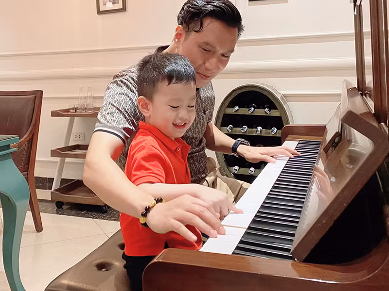 Việt Anh thường đến nhà vợ cũ thăm con trai.