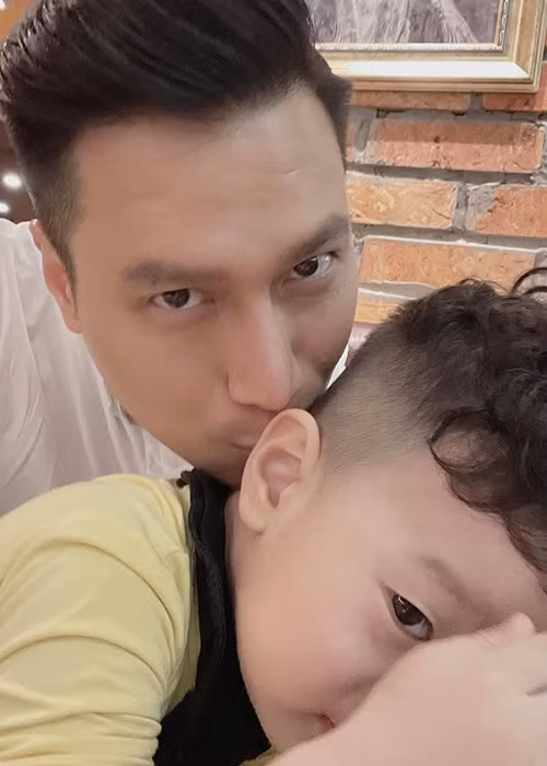 Bé Hoàng Khôi luôn quấn quýt với Việt Anh mỗi khi gặp mặt.