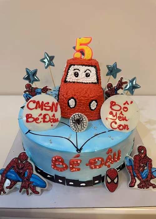 Việt Anh tặng bánh sinh nhật cho con trai.