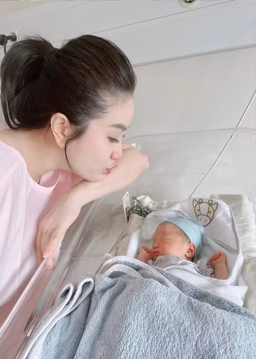 Con trai của Bảo Thy trộm vía cứng cáp, bụm bẫm thấy rõ qua từng ngày.