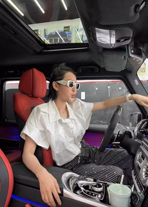 Có nhiều bản hit, Hiền Hồ sống ngày càng sang chảnh. Cô bỏ ra chục tỷ đồng để sở hữu chiếc SUV hạng sang "ông vua địa hình" Mercedes-AMG G63 đời mới, gần 5 tỷ cho sang Mercedes-Benz S450L Luxury. Ảnh: Dân Việt
