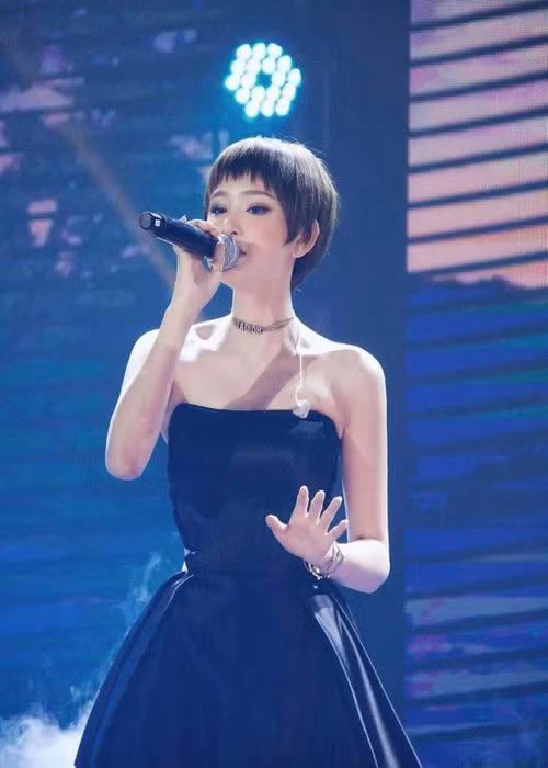Hiền Hồ là một trong những nữ ca sĩ thành công sau khi rời chương trình The Voice 2017. Cô có nhiều ca khúc ballad được yêu thích như: “Em ngày xưa khác rồi”, “Rồi người thương cũng hóa người dưng”, “Gặp nhưng không ở lại”. Ảnh: An ninh thủ đô
