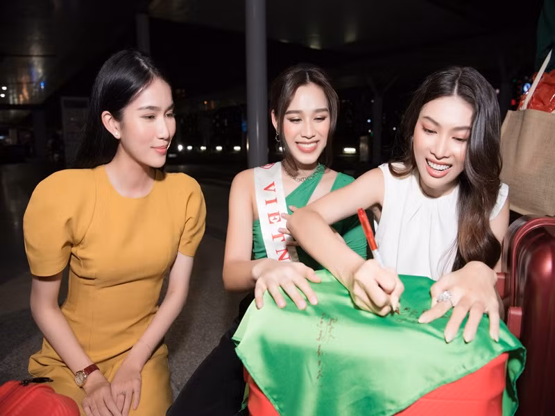 Phương Anh và Ngọc Thảo ký tặng và gửi lời chúc đến Đỗ Thị Hà.