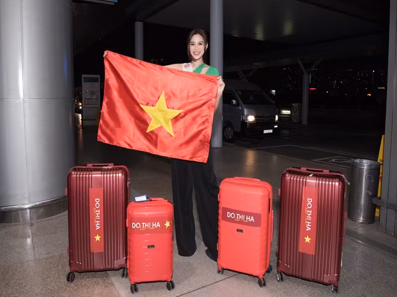 Xuất hiện tại sân bay, nàng hậu diện áo xanh cut-out kết hợp quần tôn dáng làm nổi bật đôi chân dài 1m11 “trứ danh” của mình.