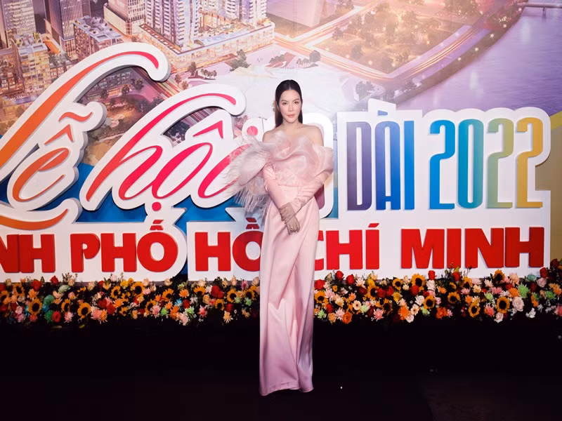 Lý Nhã Kỳ hoàn thiện set đồ bằng trang sức kim cương, đá sapphire và vàng 18k.