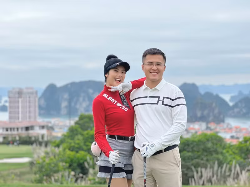 Hoa hậu Ngọc Hân thường xuyên rủ chồng sắp cưới tham gia chơi golf.