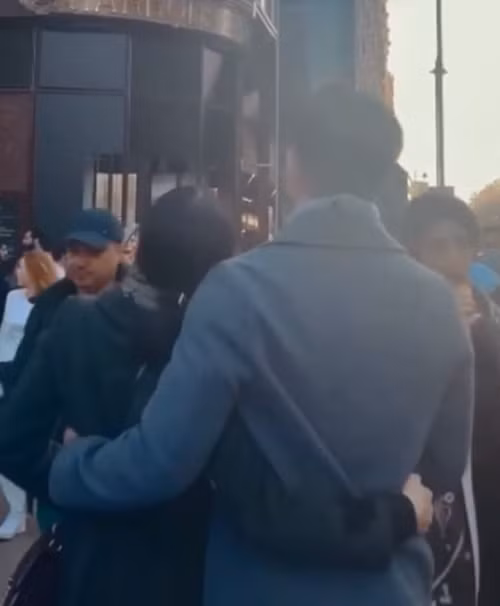 Lâm Bảo Châu cứ tình tứ bên Lệ Quyên thế này, fan nào chẳng tan chảy? - Hình 2 Lam Bao Chau cu tinh tu ben Le Quyen the nay, fan nao chang tan chay?-Hinh-2