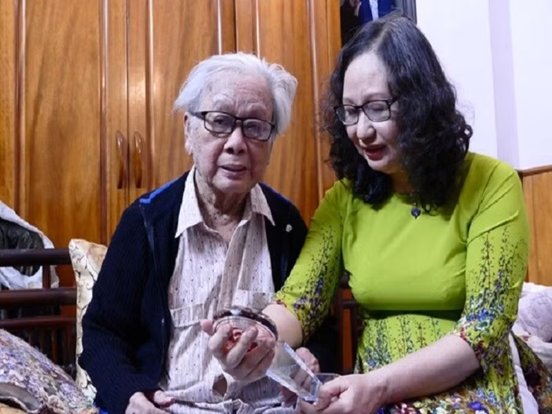Trong cuộc phỏng vấn với Giao thông, bà Anh Thúy chia sẻ, điều mà bà trân trọng nhất ở chồng là sự tử tế, nhân hậu, ấm áp và lịch lãm. Theo bà Anh Thúy, nhạc sĩ Hồng Đăng lúc nào cũng yêu quý vợ con, chẳng bao giờ hằn học hay nói xấu ai. Với con riêng của vợ hay gia đình vợ, tác giả ca khúc “Hoa sữa” đều rất chu đáo và tinh tế. Ảnh: Giao thông