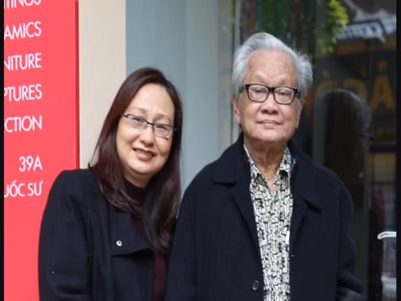 Về bí quyết khiến con chồng yêu thương bà như mẹ ruột, bà Anh Thúy từng chia sẻ: “Vợ chồng tôi vốn quan niệm về cuộc sống đơn giản, không nhiều tham vọng, tiền nhiều tiêu nhiều, tiền ít tiêu ít, được mọi người quý mến mới là điều đáng mừng. Trong hôn nhân cũng thế, nếu tôn trọng cá tính riêng, khoảng trời riêng của nhau thì sẽ rất nhẹ nhõm. Cảnh nhà phức tạp, tránh sao được chuyện mỗi người một ý, nhưng nhờ tôn trọng nhau mà cái “tôi” nhỏ đi một chút và tình cảm gia đình được đặt lên trên...". Ảnh: Đời sống pháp lý