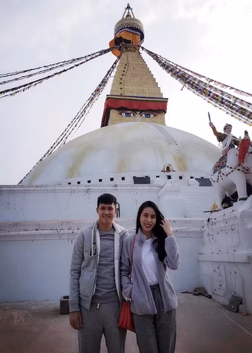 Hồi năm 2017, Thủy Tiên và Công Vinh cũng hành hương ở Nepal.