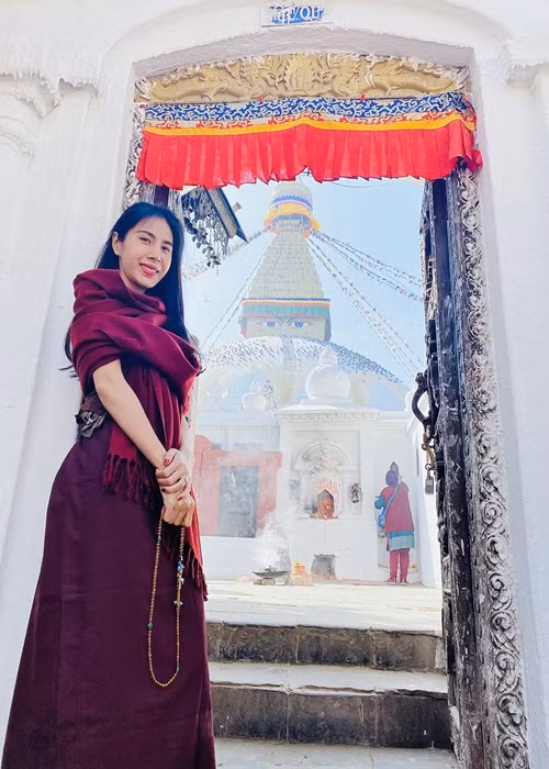Mới đây, bà xã của Công Vinh đăng tải hình ảnh hành hương ở Nepal. Cô viết: “Hạnh phúc nhất là khi được... trở về”.