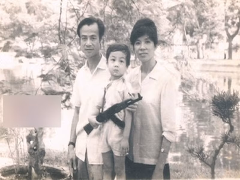 MC Anh Tuấn chia sẻ, bố là người rất vĩ đại trong mắt anh. Sinh thời nhà giáo nhân dân Vũ Hướng tự hào chia sẻ về MC Anh Tuấn: “Tuấn lớn lên chịu sự giáo dục tương đối nghiêm khắc của gia đình. Tôi hài lòng vì công việc và sự nghiệp của Tuấn hiện nay trong vai trò là BTV, MC về âm nhạc. Quãng thời gian 17 năm học nhạc đã giúp ích cho Tuấn rất nhiều. Tiếc một điều là Tuấn đã hoàn thành hai năm cao học mà vẫn chưa thi tốt nghiệp để nhận bằng”. Ảnh: VTV