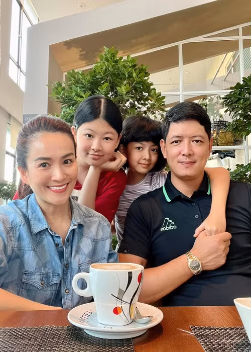 Sang Mỹ lần này, vợ chồng Anh Thơ - Bình Minh không đưa hai con gái đi theo.