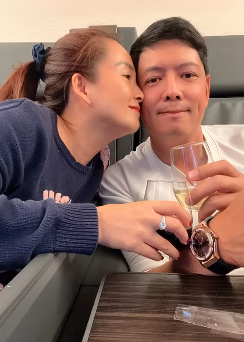 Trên trang cá nhân, doanh nhân Anh Thơ vừa đăng tải loạt ảnh tình cảm bên chồng trên máy bay khi ở xứ cờ hoa.
