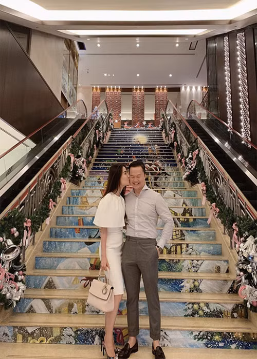 Diễm My và Vinh Nguyễn chia sẻ không ít hình ảnh tình tứ. Trong ảnh, nữ diễn viên hôn má người yêu điển trai. Ảnh: Instagram