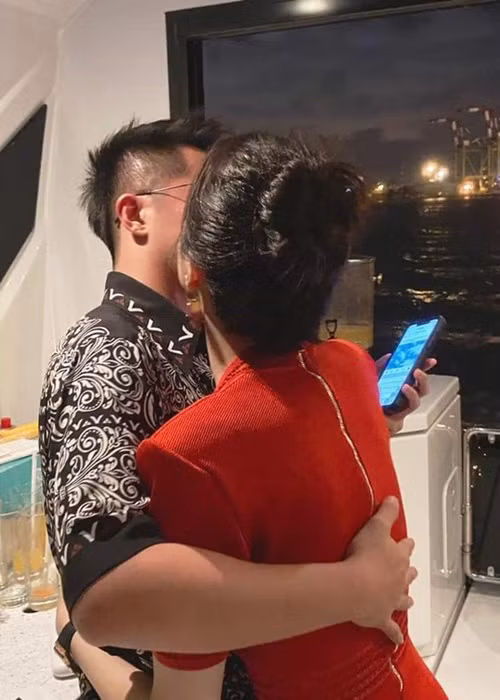 Hương Giang ôm chặt và hôn tình trẻ ngày mới yêu nhau. Ảnh: Sức khỏe và đời sống