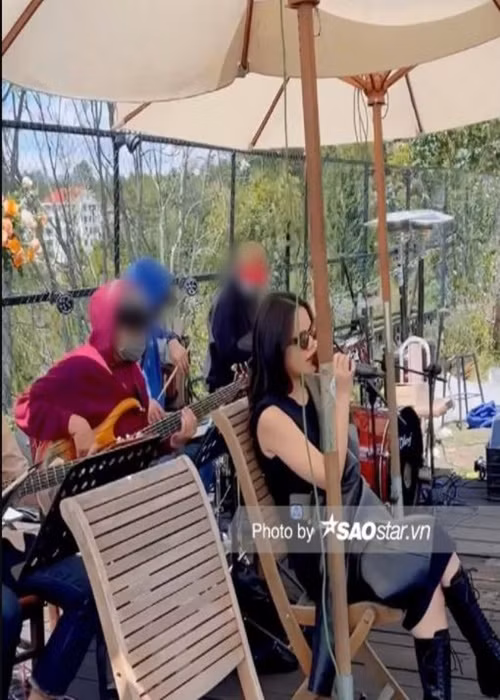 Khi đi hát ở Đà Lạt, ngoài dùng túi xách, Phạm Quỳnh Anh còn dùng áo khoác để che chắn vòng 2. Ảnh: Saostar
