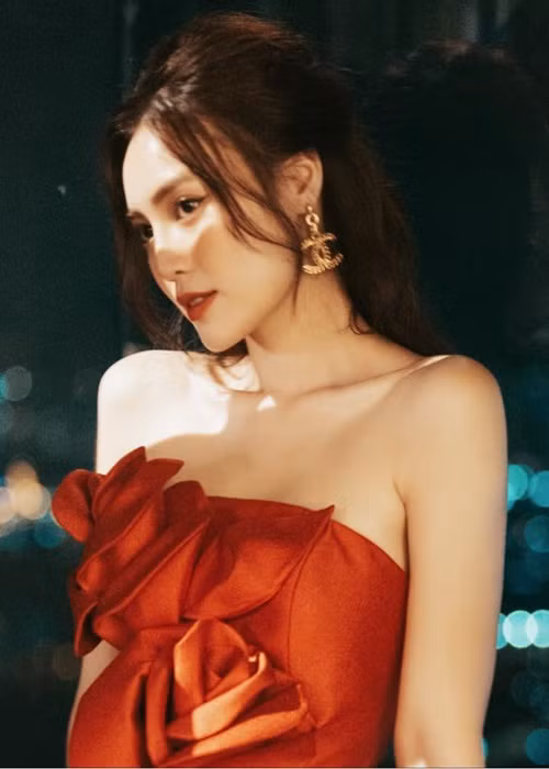 Chi Dân vướng nghi vấn hẹn hò Lan Ngọc từ năm 2018 khi lộ hình ảnh đi ăn uống, xem phim, diện đồ đôi, du lịch. Ảnh: FBNV