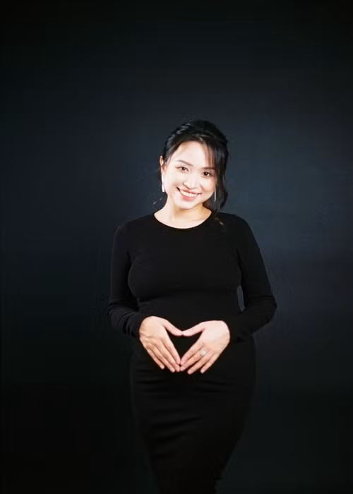 Nhan sắc của Vân Hugo khi mang bầu được nhiều người khen rạng rỡ.