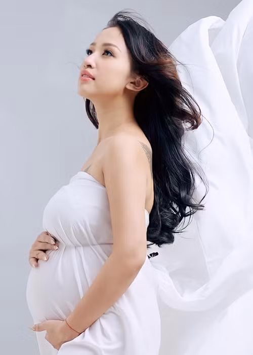 Vân Hugo liên tục thực hiện bộ ảnh nghệ thuật khi mang thai lần 2.