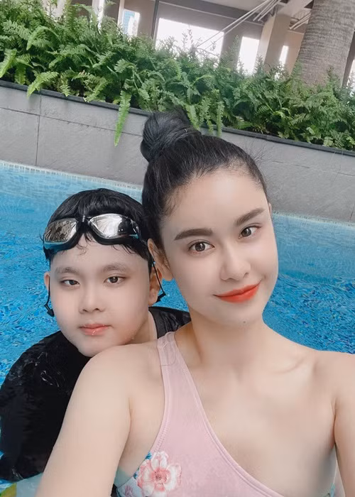 Con trai càng lớn, Trương Quỳnh Anh dường như càng lão hóa ngược.