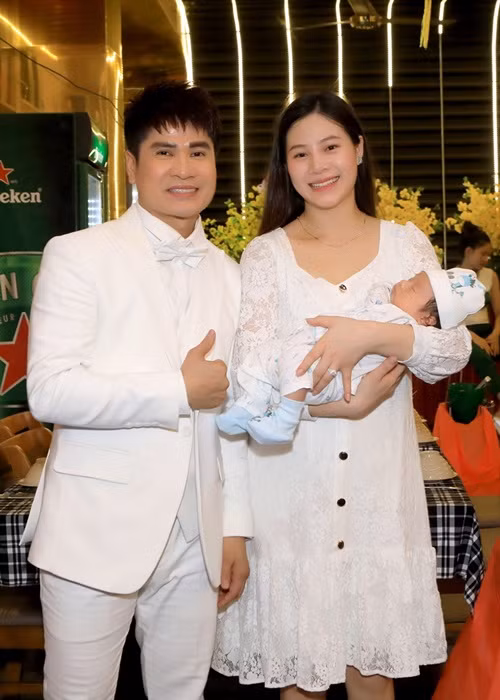 "Vua nhạc sàn" yêu chiều vợ trẻ. Trong một chương trình, Lương Gia Huy cho biết anh luôn tạo điều kiện để vợ đẹp hơn và "mang tiền về cho vợ". Ảnh: Lao động