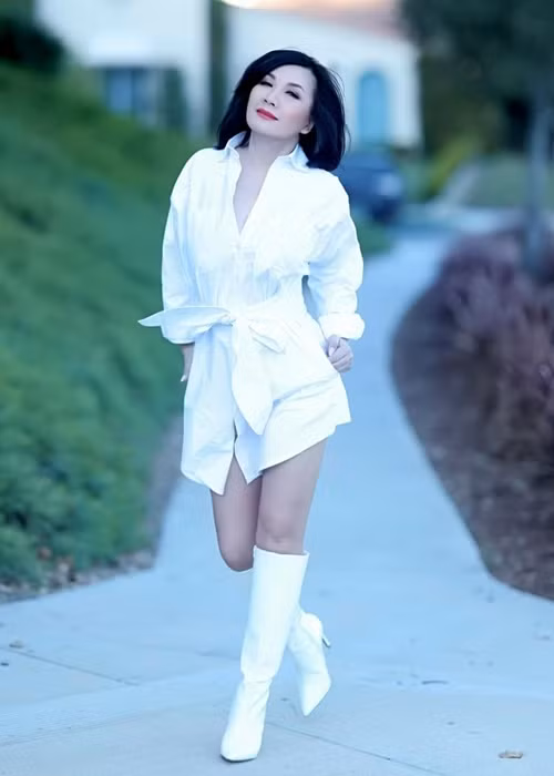 Sau chia sẻ được bạn bè mai mối, Trizzie Phương Trinh cho biết, cô đang hạnh phúc với chính bản thân. "Không giàu có, không nhà cao cửa rộng, không là người thông minh tài giỏi, không là doanh nhân thành đạt, không hát hay, không đẹp như hoa hậu, không nổi tiếng như siêu sao ca nhạc, người yêu thì chẳng có mà tuổi trẻ lại càng không...nhưng chắc chắn mình có một thứ mà rất nhiều người đang tìm kiếm, đó là hạnh phúc với chính bản thân", cô viết.